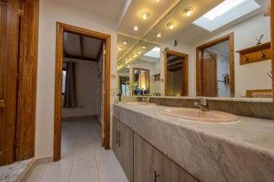 1 bedroom 1 bathroom apartment in frontline complex with communal pools