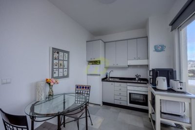 1 bedroom apartment in Nautilus complex with sea views