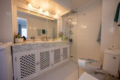 1 bedroom apartment in Nautilus complex with sea views