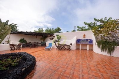 A spacious 2 bedroom property minutes from the ocean in Puerto del Carmen