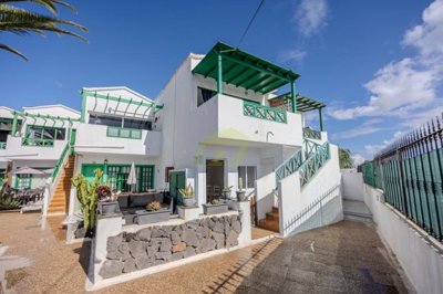 Immaculately refurbished 1 bedroom ground floor apartment with communal pool