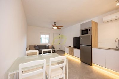 Immaculately refurbished 1 bedroom ground floor apartment with communal pool