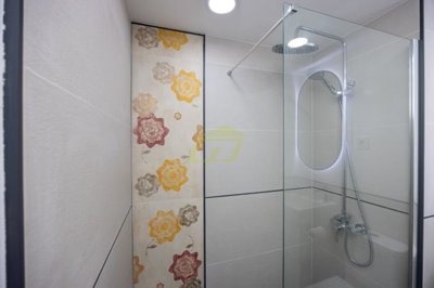 Immaculately refurbished 1 bedroom ground floor apartment with communal pool