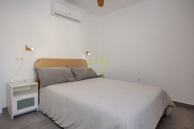 Immaculately refurbished 1 bedroom ground floor apartment with communal pool