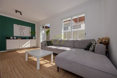 Beautifully presented detached house in private gated community in Puerto del Carmen