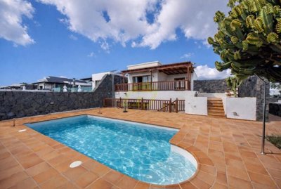 Elevated 4 bedroom villa with stunning ocean & Fuerteventura views in Playa Blanca
