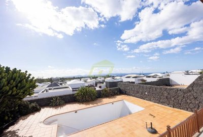 Elevated 4 bedroom villa with stunning ocean & Fuerteventura views in Playa Blanca