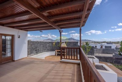 Elevated 4 bedroom villa with stunning ocean & Fuerteventura views in Playa Blanca