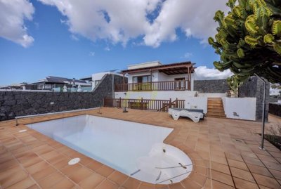 Elevated 4 bedroom villa with stunning ocean & Fuerteventura views in Playa Blanca