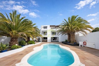 Beautiful 3 bedroom family villa with mature gardens private swimming pool and apartment in Nazaret