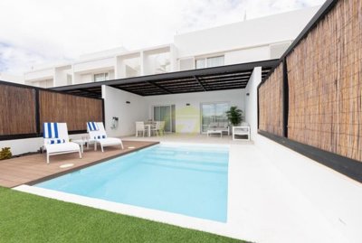 Contemporary south facing villa with roof terrace and 360º views in Playa Blanca