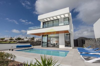 Modern 4-Bed Family Home Just Minutes from Tías Town and Puerto del Carmen