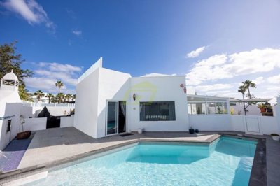 Stunning detached villa with private pool and magnificent sea views