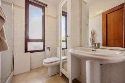 3 bedroom property with private pool