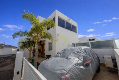Immaculate property within easy walking distance of Marina Rubicón and Playa Dorada