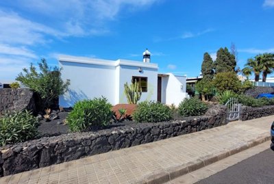 Ideal 3 bedroom family home in Playa Blanca for sale