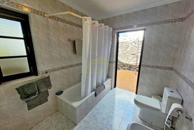 Ideal 3 bedroom family home in Playa Blanca for sale