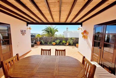 Ideal 3 bedroom family home in Playa Blanca for sale
