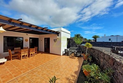 Ideal 3 bedroom family home in Playa Blanca for sale