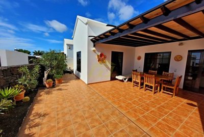 Ideal 3 bedroom family home in Playa Blanca for sale