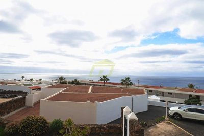 First floor 2 bedroom apartment with shared pool in quiet complex