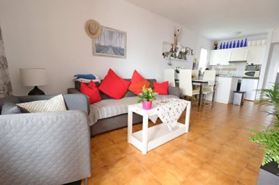 First floor 2 bedroom apartment with shared pool in quiet complex