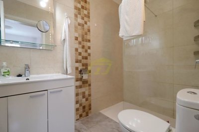 First floor 2 bedroom apartment with shared pool in quiet complex