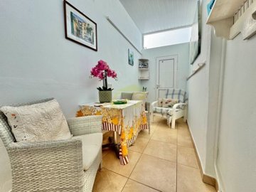 Detached villa with private driveway and pool in convenient location in Tias