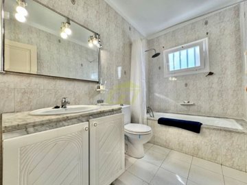 Detached villa with private driveway and pool in convenient location in Tias