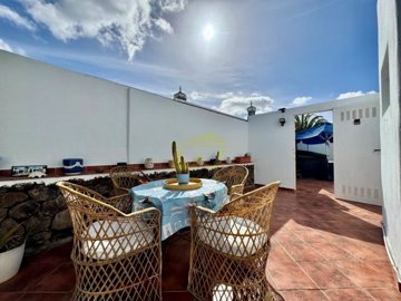 Detached villa with private driveway and pool in convenient location in Tias