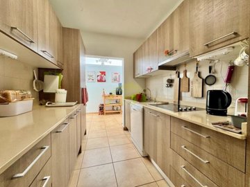 Detached villa with private driveway and pool in convenient location in Tias