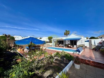 Detached villa with private driveway and pool in convenient location in Tias