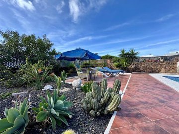 Detached villa with private driveway and pool in convenient location in Tias