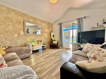 Detached villa with private driveway and pool in convenient location in Tias