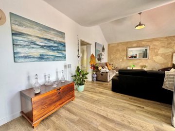 Detached villa with private driveway and pool in convenient location in Tias