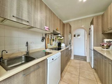 Detached villa with private driveway and pool in convenient location in Tias