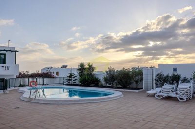 Fully Furnished Top Floor One Bedroom Apartment with Pool