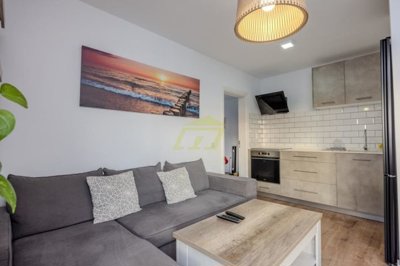 Fully Furnished Top Floor One Bedroom Apartment with Pool