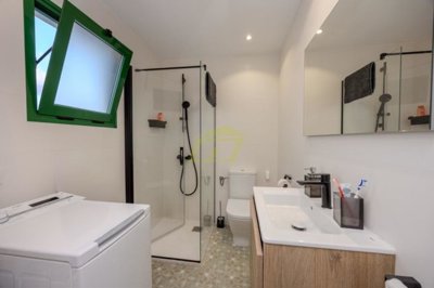 Fully Furnished Top Floor One Bedroom Apartment with Pool