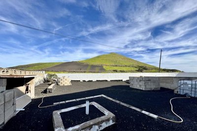 Beautifully renovated 3 bedroom villa with enclosed garage, large plot and stunning views