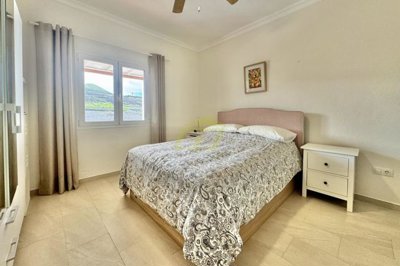 Beautifully renovated 3 bedroom villa with enclosed garage, large plot and stunning views