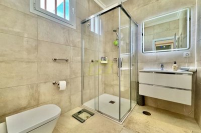 Beautifully renovated 3 bedroom villa with enclosed garage, large plot and stunning views