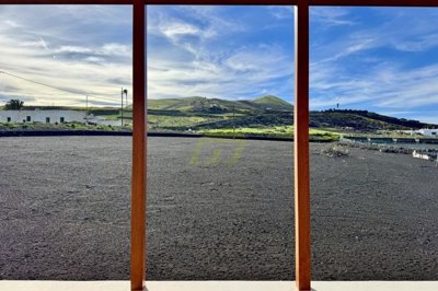 Beautifully renovated 3 bedroom villa with enclosed garage, large plot and stunning views