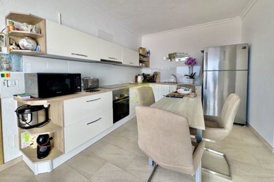 Beautifully renovated 3 bedroom villa with enclosed garage, large plot and stunning views