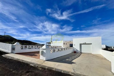Beautifully renovated 3 bedroom villa with enclosed garage, large plot and stunning views
