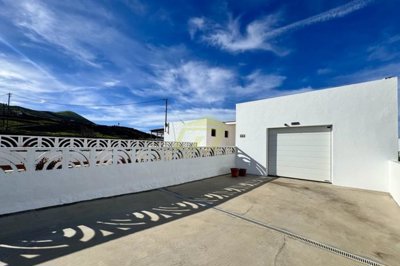 Beautifully renovated 3 bedroom villa with enclosed garage, large plot and stunning views