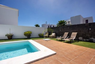 Playa Blanca gated gem with balcony views & private pool