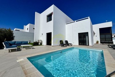 Immaculate luxury villa with private parking in Tias