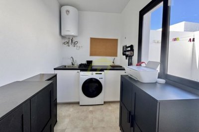 Immaculate luxury villa with private parking in Tias