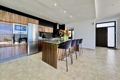 Immaculate luxury villa with private parking in Tias